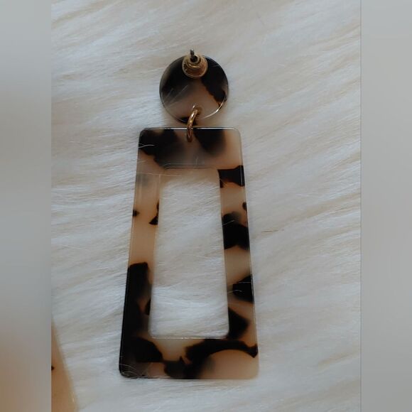 New Tortoise Shell Dangle Earrings - Picture 3 of 3